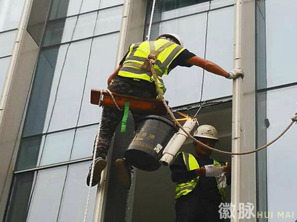 高空清洗外墙玻璃 一人“不告而别”另一人摔伤